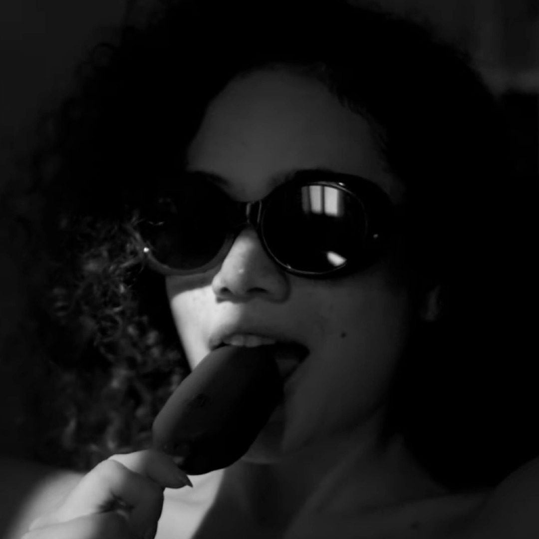 Imagen en blanco y negro de una mujer comiendo un helado
