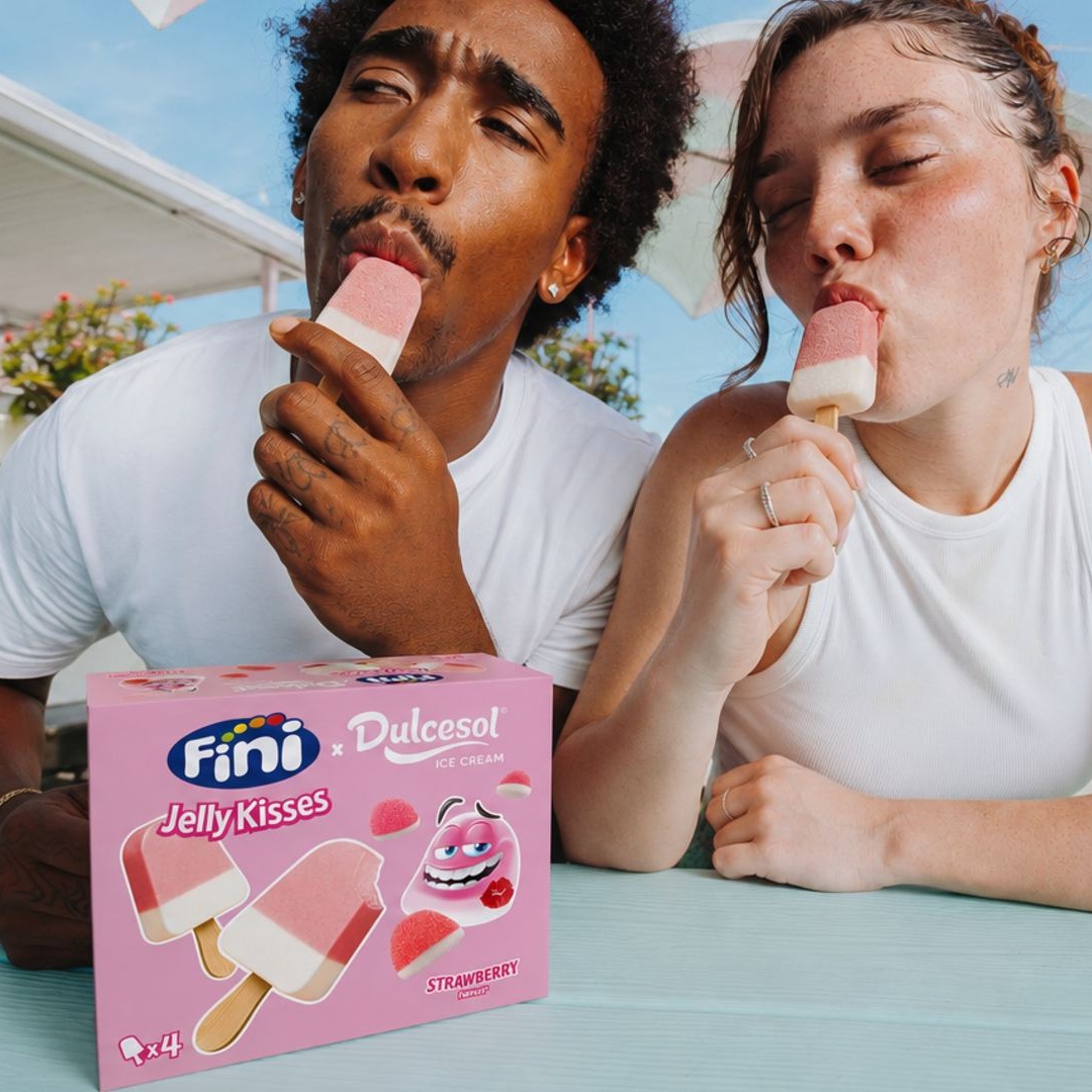 Dos personas comiendo helados de Fini x Dulcesol