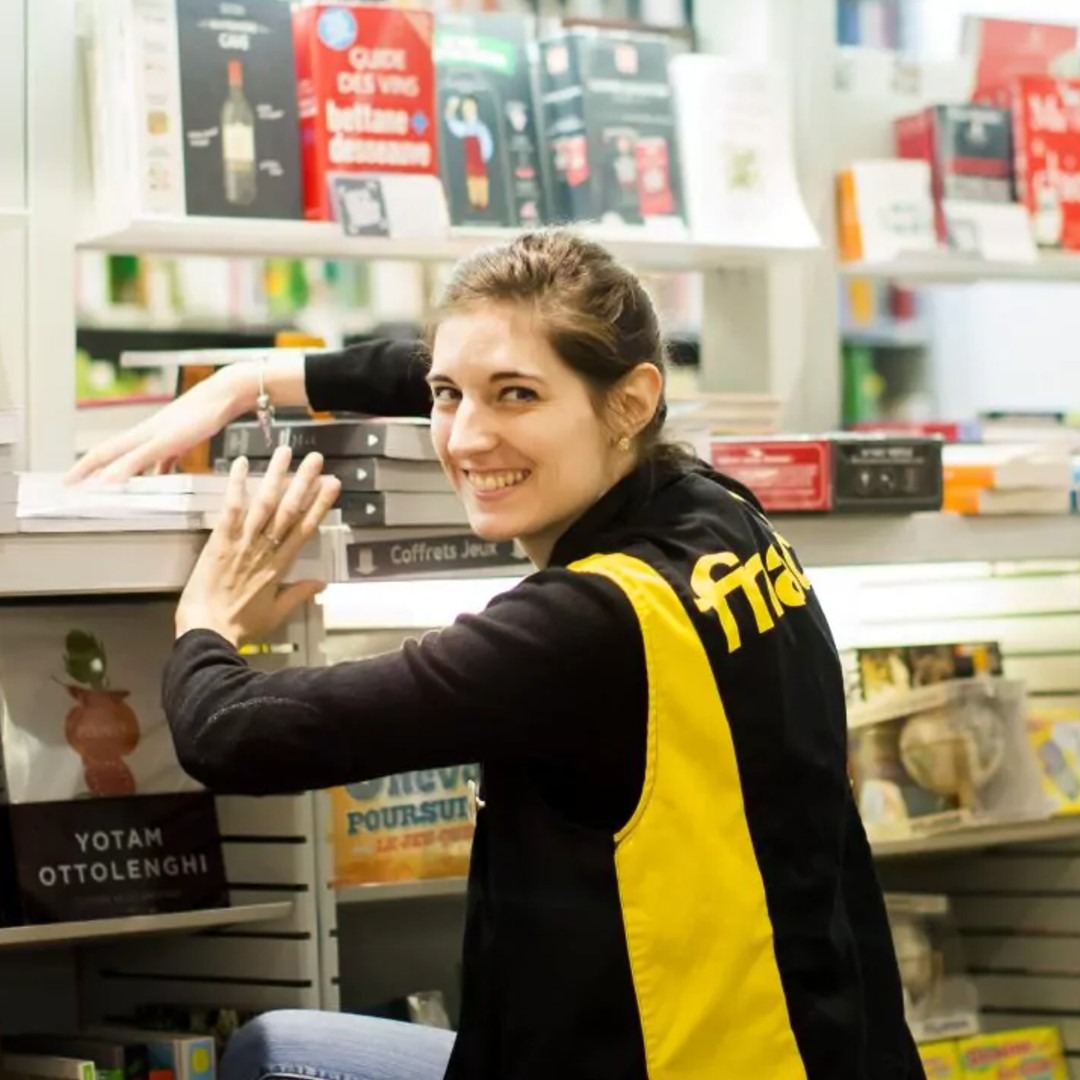 Empleada de Fnac colocando libros