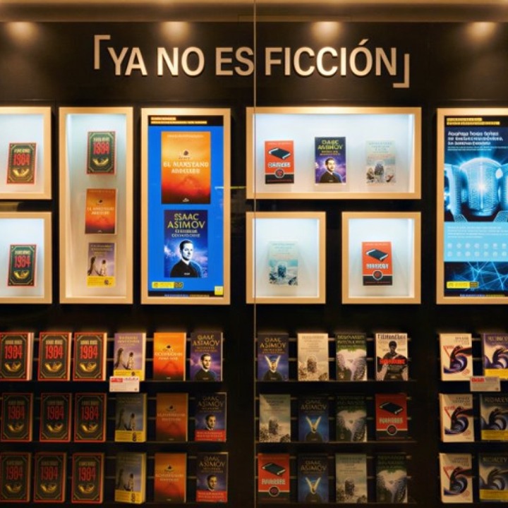 Sección de libros expuestos en una tienda Fnac