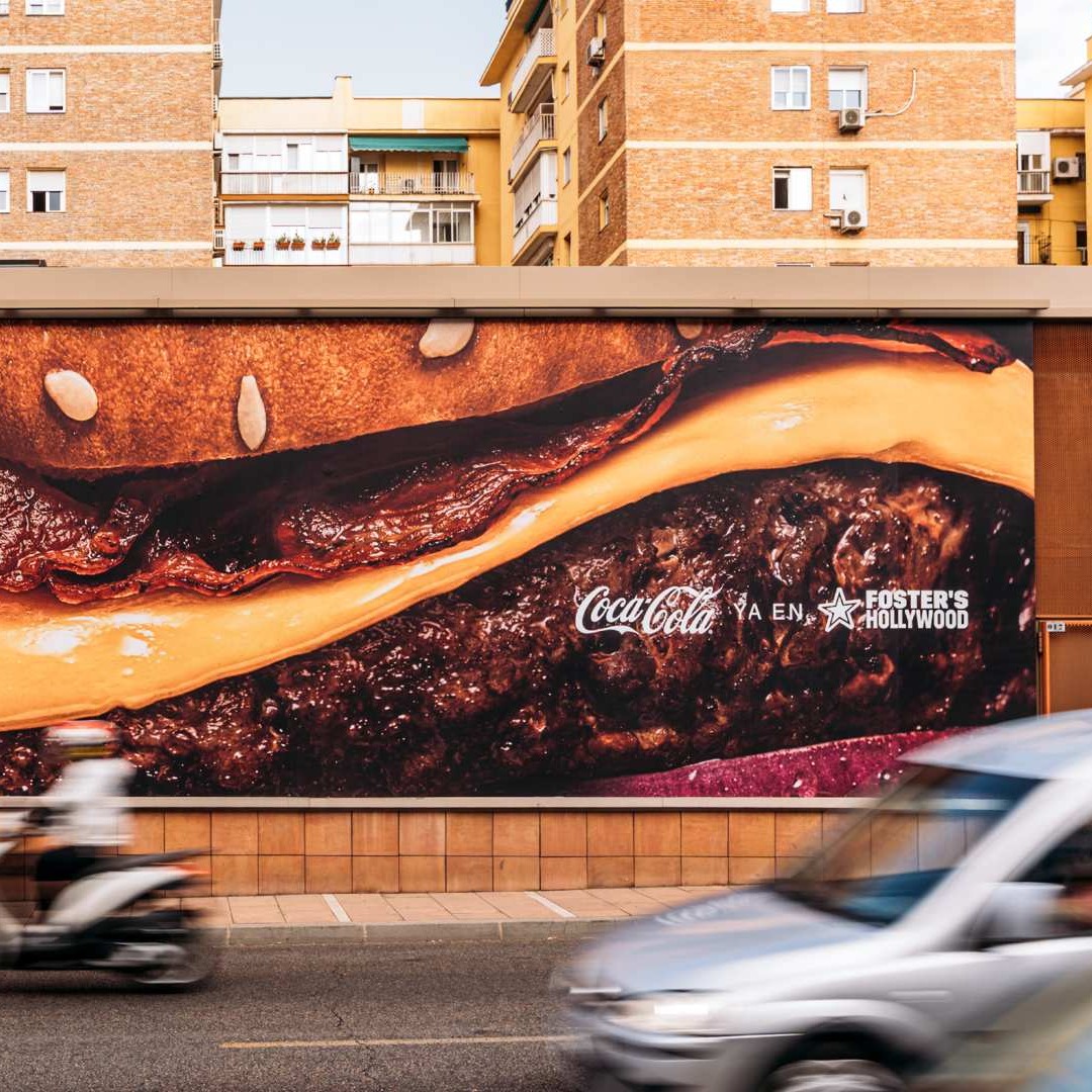 Lona de Foster's Hollywood que muestra una hamburguesa