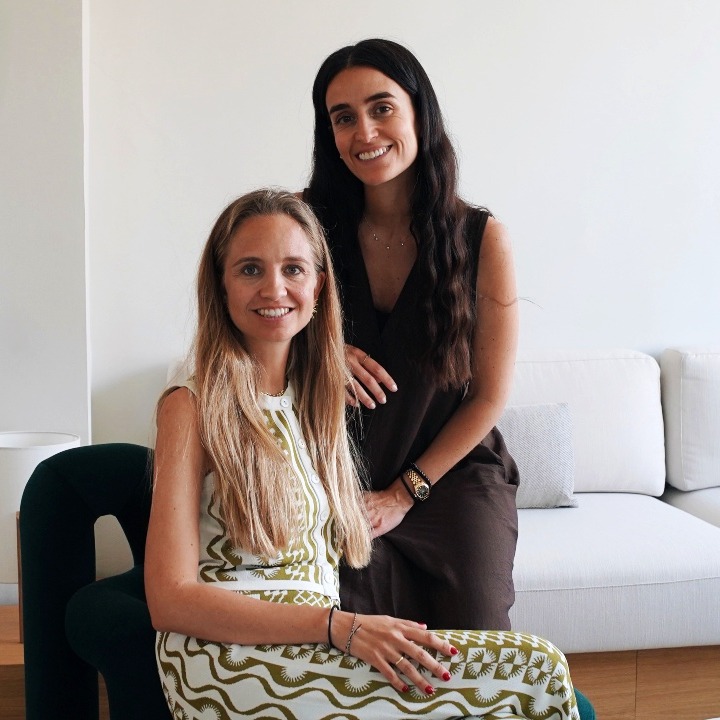 Marta Nicolás y Patricia Ratia posando en su oficina