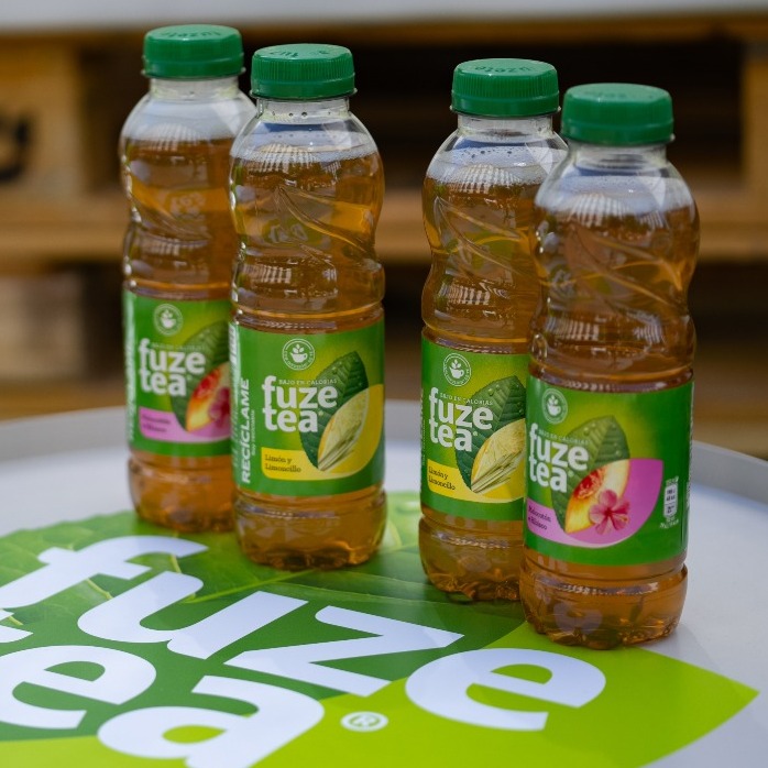 bodegón de botellas de fuze tea en una mesa