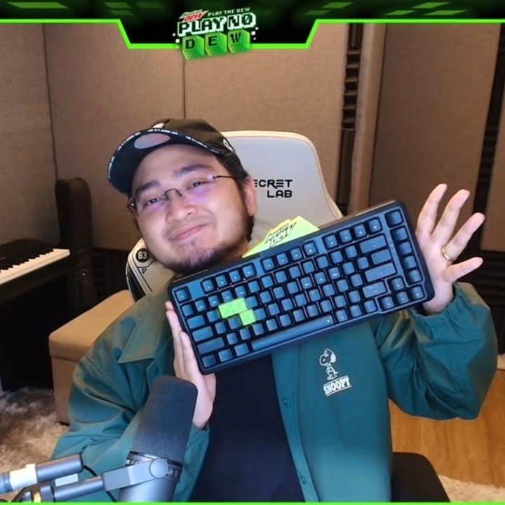 Un gamer muestra a cámara el teclado al que le faltan las tres letras DEW