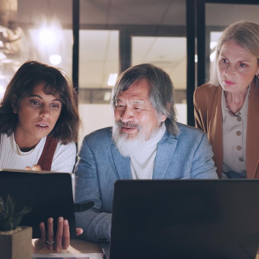 Tres personas en el trabajo delante de un ordenador