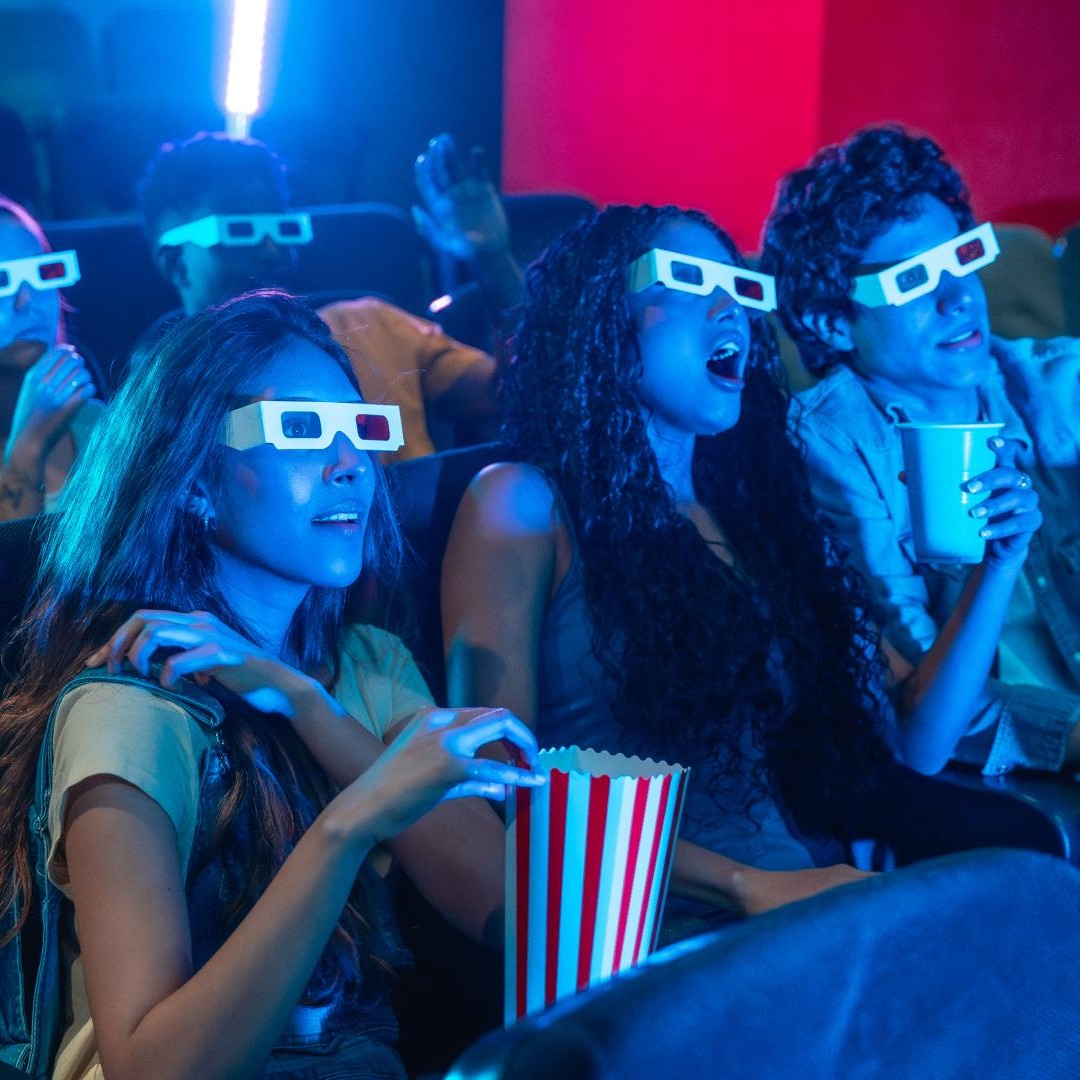 Jóvenes en una sala de cine 3D