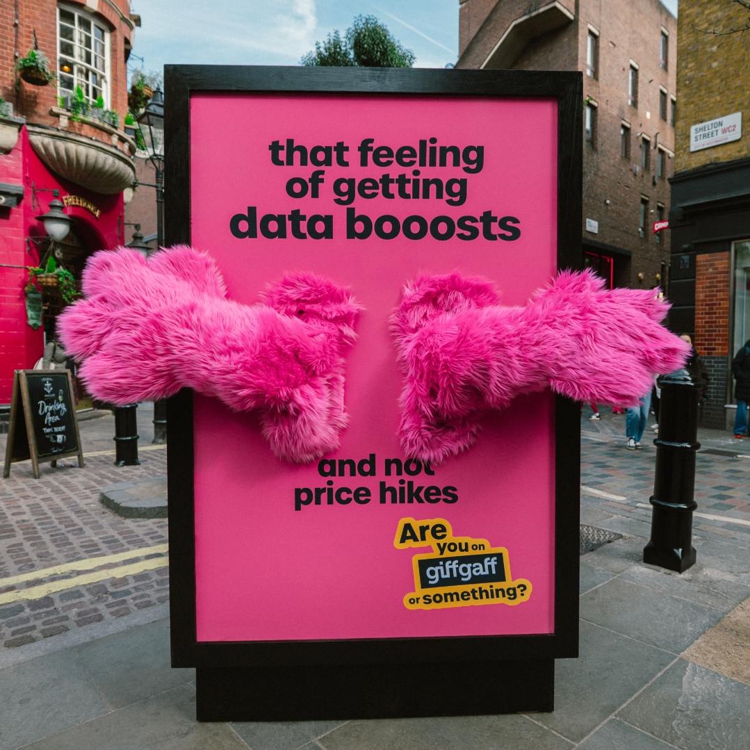 Mupi de Giffgaff con brazos