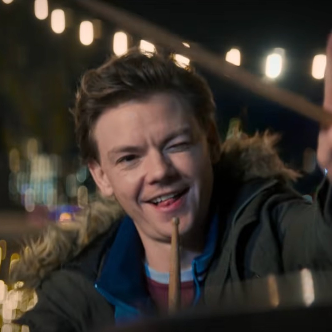 El actor Thomas Brodie-Sangster tocando la batería