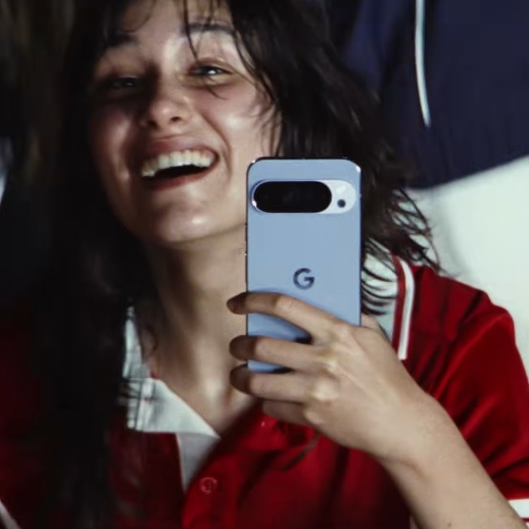 Aficionada al fútbol sujeta un smartphone de Google
