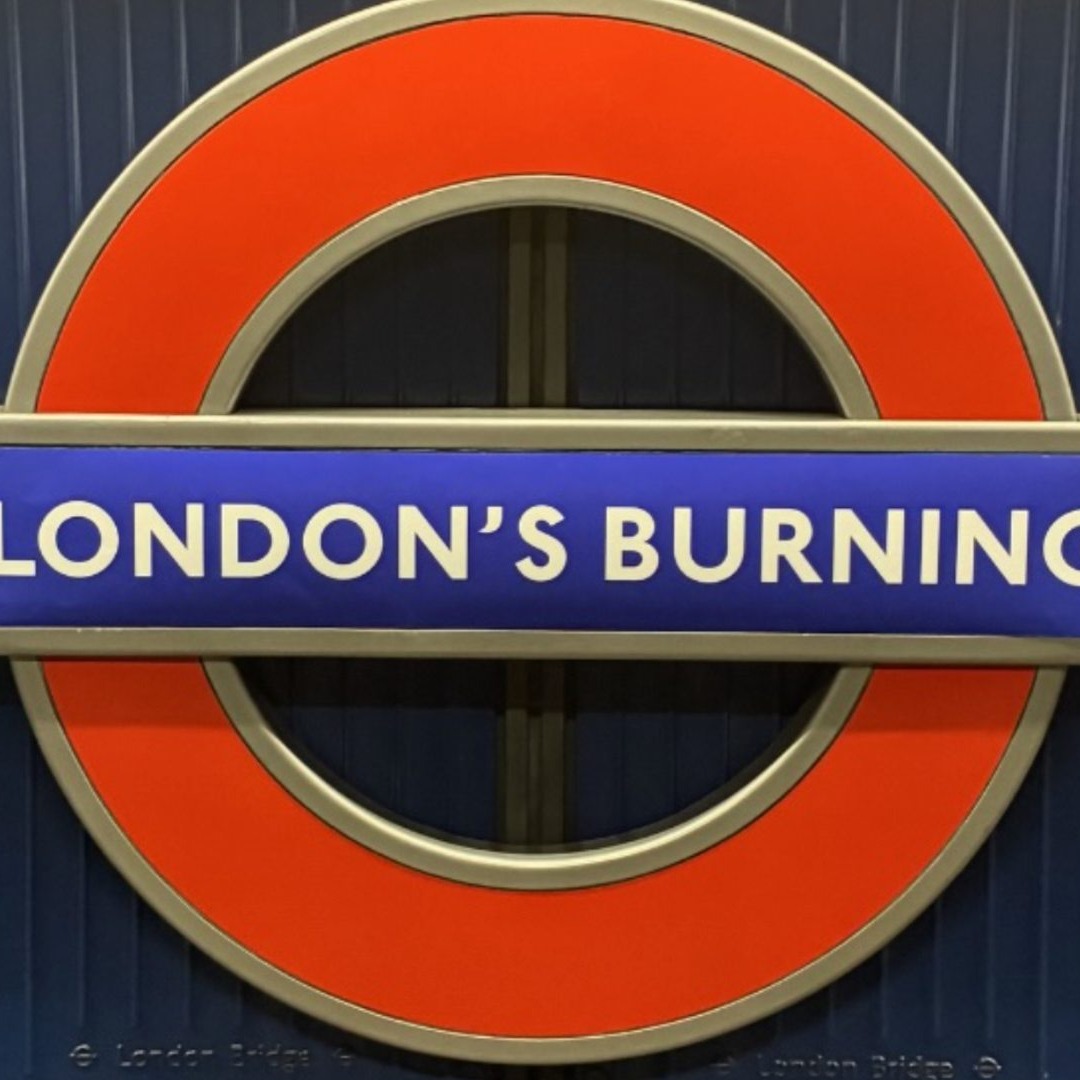 Estación de Londres con el cartel cambiado