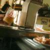Sevilla tendrá un barrio dedicado a la cerveza para rendir homenaje a su relación con Cruzcampo y el sector una camarero tirando una cerveza de grifo en un bar junto a un plato de gambas