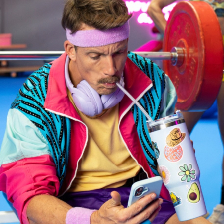 Spotify convierte las playlists en el eje de su nueva campaña, protagonizada por Grison o el fundador de Vicio grison mirando el móvil en el gimnasio y el fundador de vicio haciendo lo mismo en la cocina