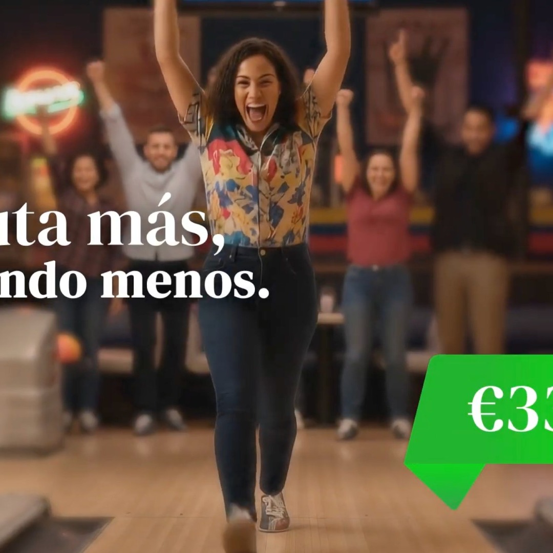 Una chica celebrando mientras juega a los bolos