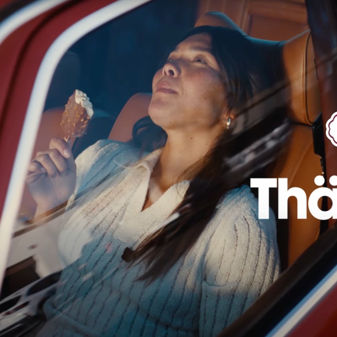 Una chica se come un helado Häagen-Dazs en un coche
