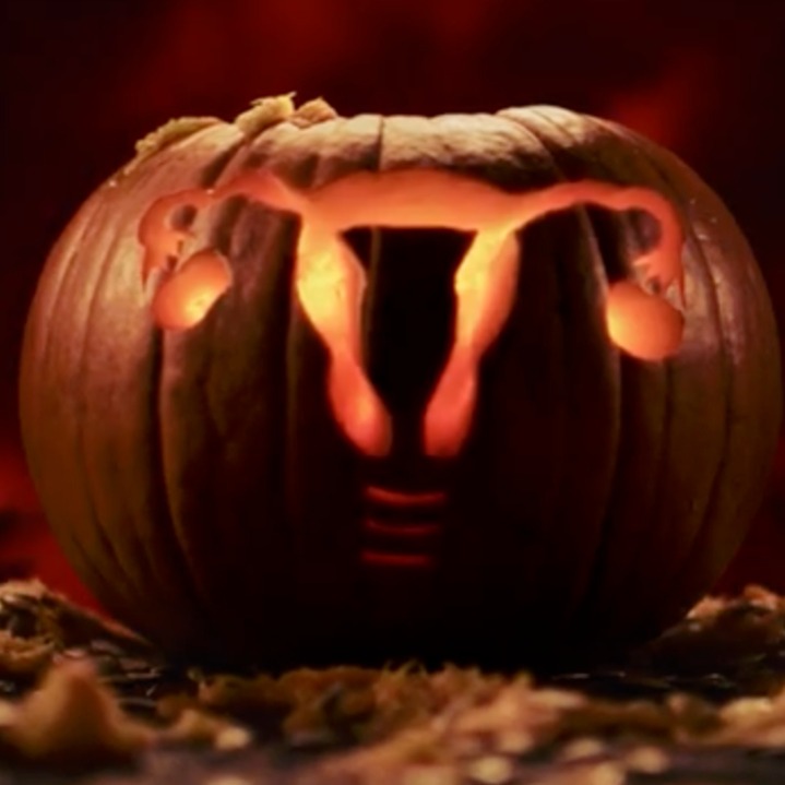 Una calabaza de Halloween con la forma del útero y los ovarios