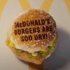 McDonald's India convierte las críticas de los clientes en palanca de comunicación y mejora de su producto una hamburguesa de mcdonalds en cuyo pan se lee la frase de que sus burgers están secas