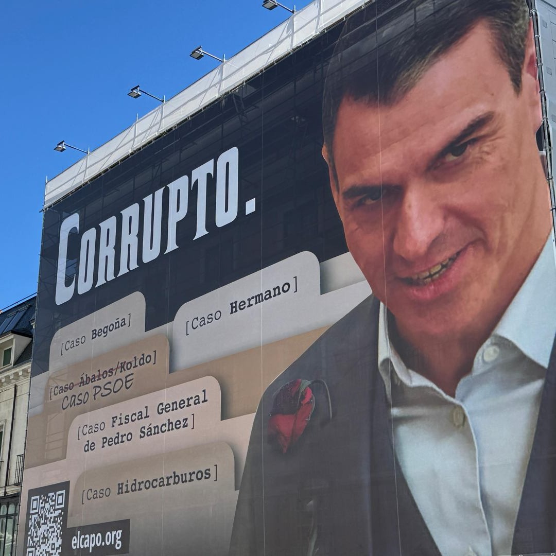Lona de Hazte Oír que llama "corrupto" a Pedro Sánchez