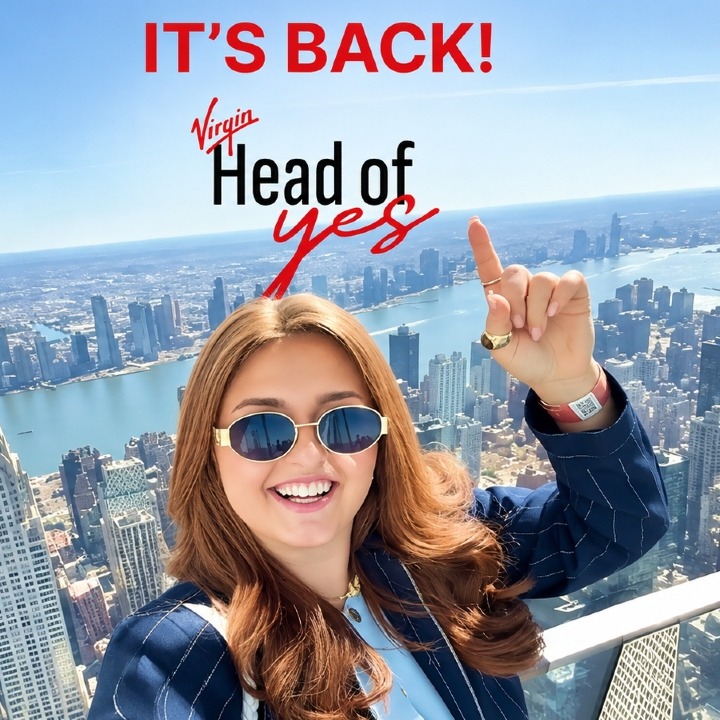 Una chica en una azotea de Nueva York junto a las letras Head of yes is back