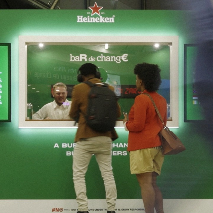 Dos personas cambiando en el mostrador de Heineken
