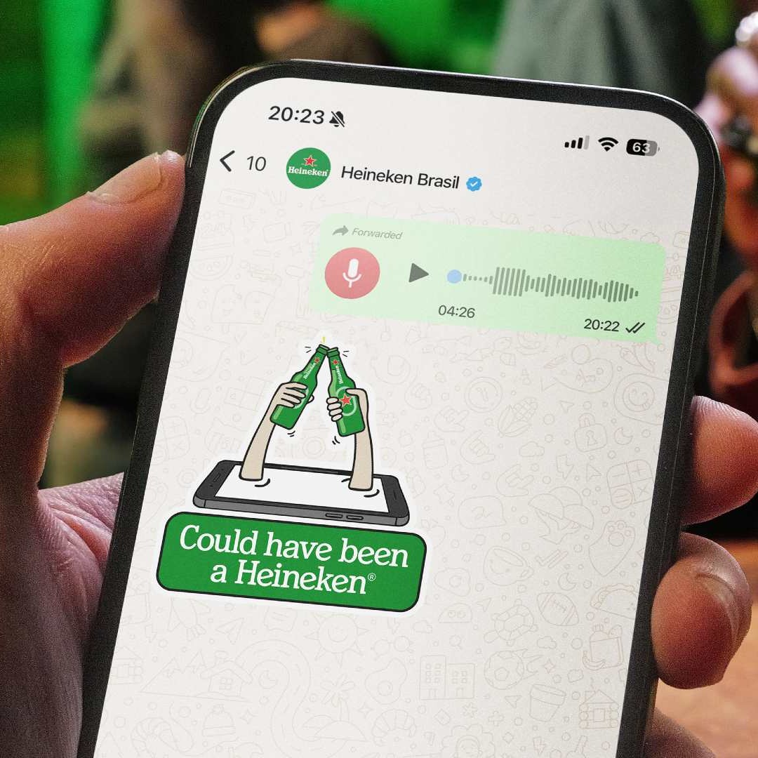 Canal de WhatsApp de Heineken Brasil en un móvil