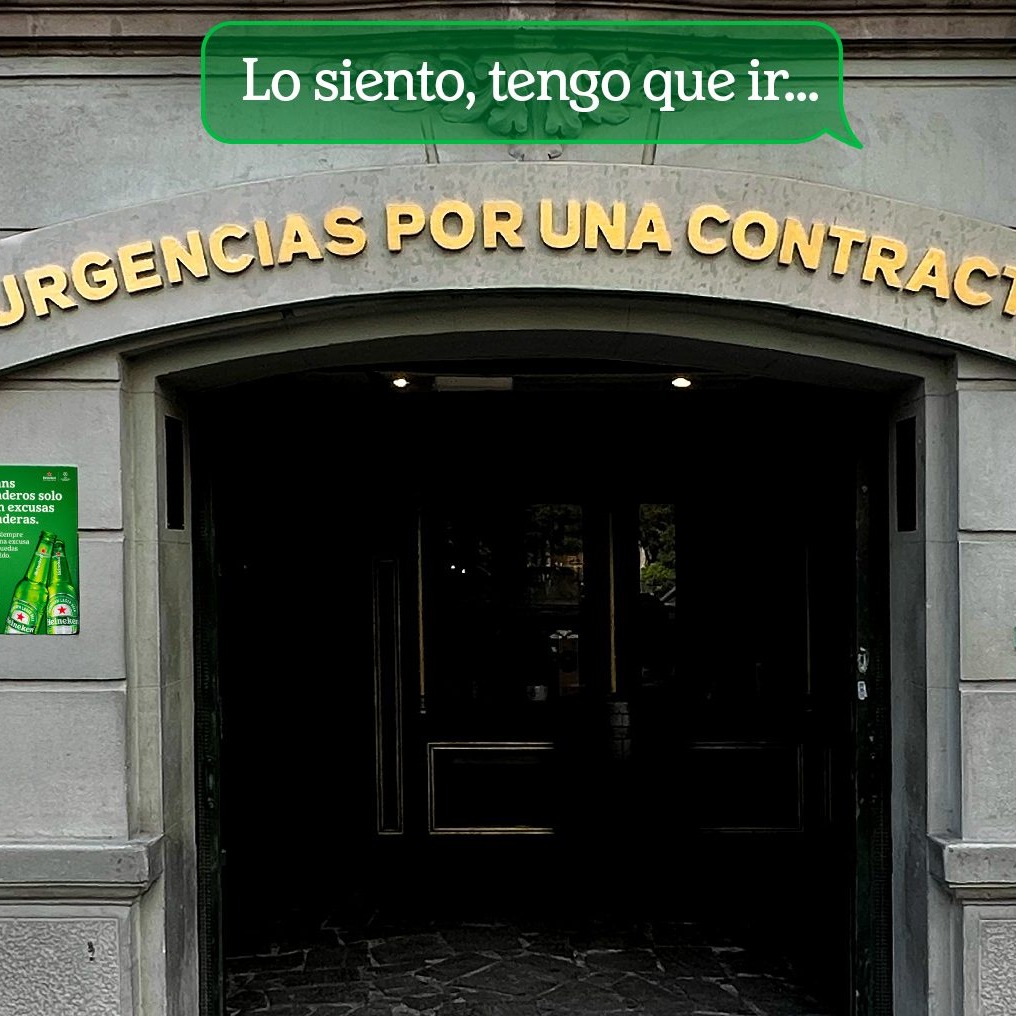 Puerta de un bar con el logotipo de Heineken