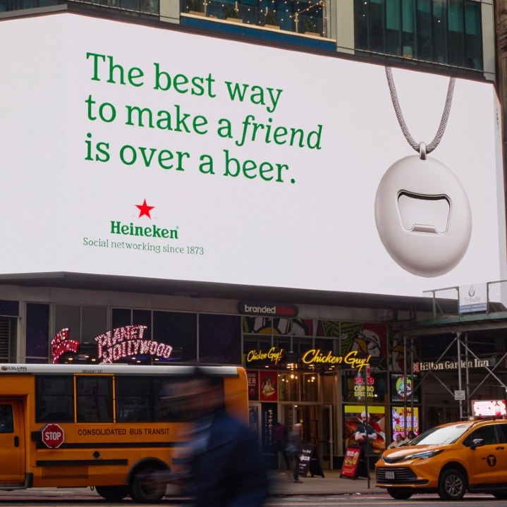 un cartel con la campaña de Heineken y el texto: La mejor manera de hacer un amigo es con una cerveza