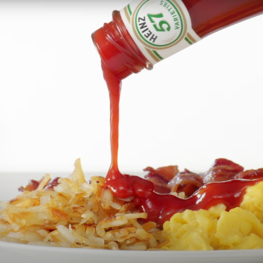 Kétchup Heinz derramandose sobre un plato de comida