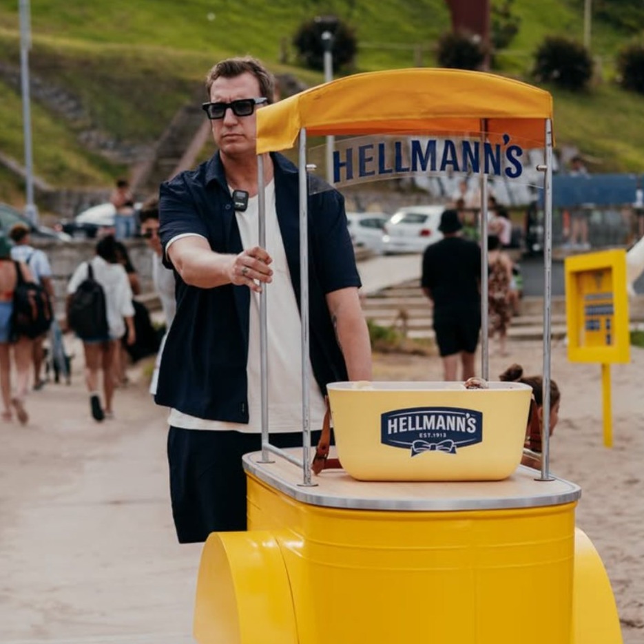 Un hombre reparte mayonesa en la playa