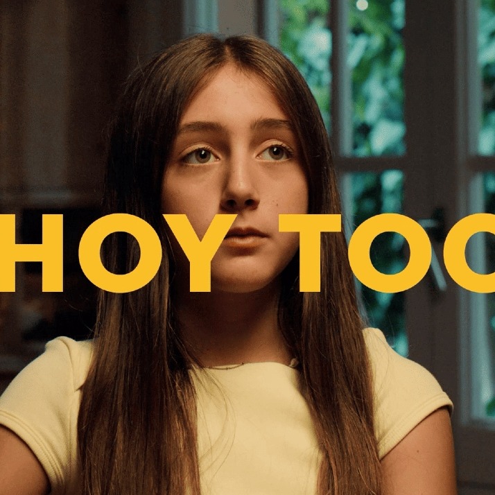 Una niña junto a la frase "Hoy toca"