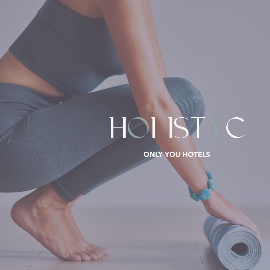 una chica recogiendo su esterilla de yoga