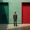 un hombre frente a dos puertas, una roja y otra verde