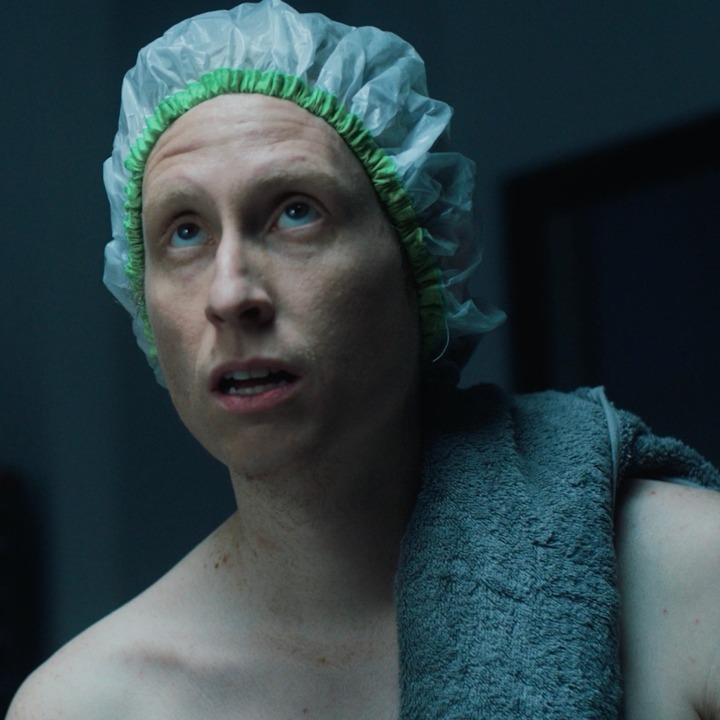 Un hombre con gorro de ducha