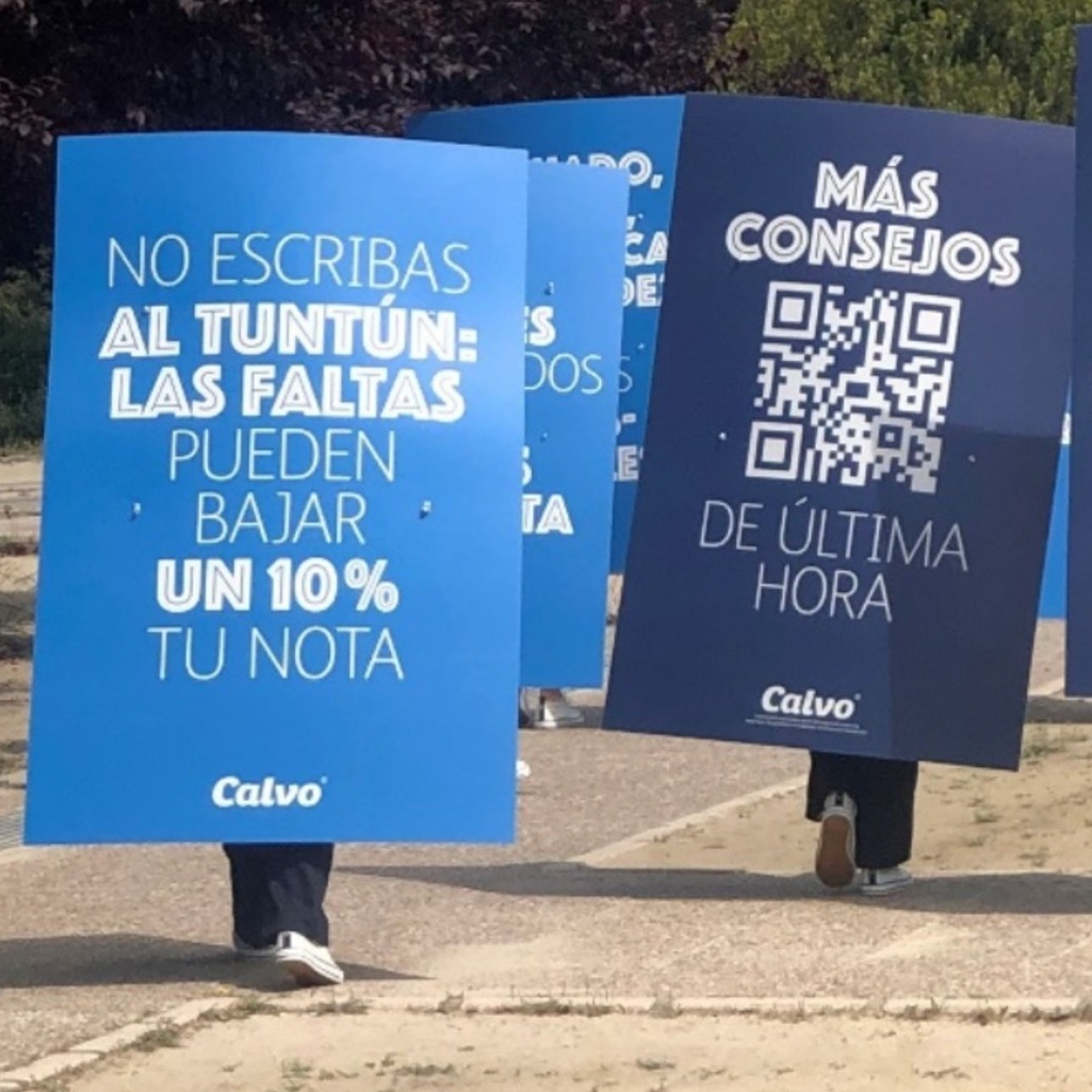 los carteles de los hombres anuncio paseando por la entrada de la universidad complutense de Madrid