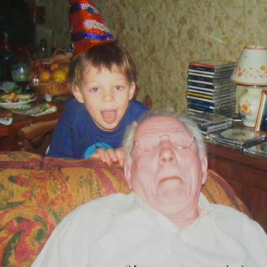 Un niño y un abuelo dormido