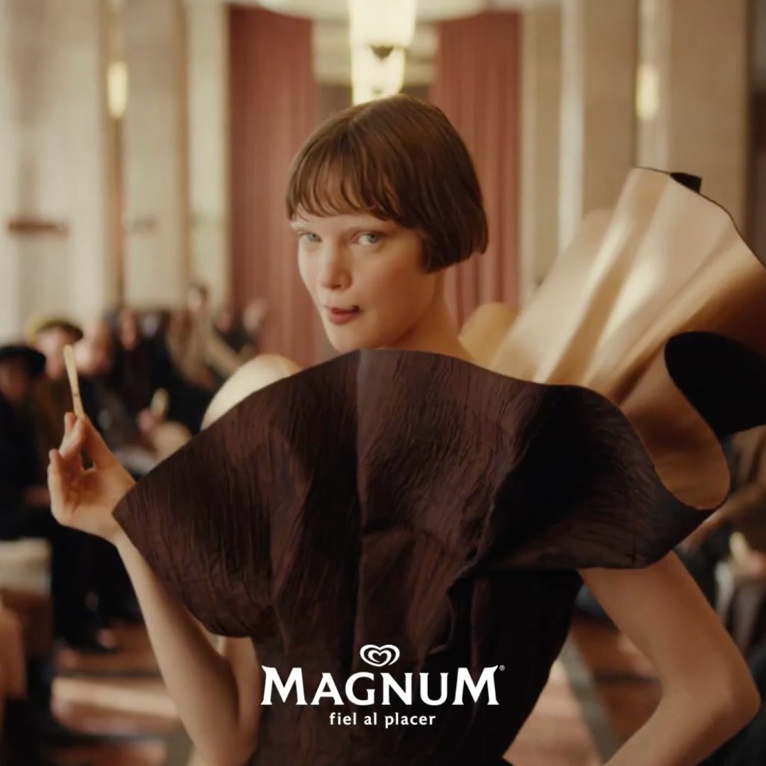Modelo sobre la pasarela comiendo un helado Magnum