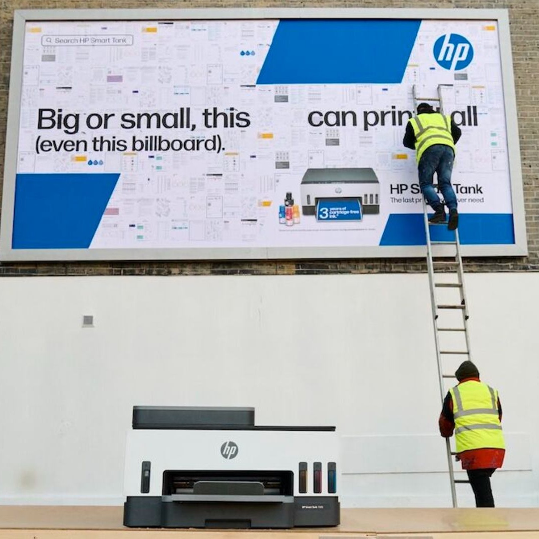 Valla publicitaria hecha con folios impresos