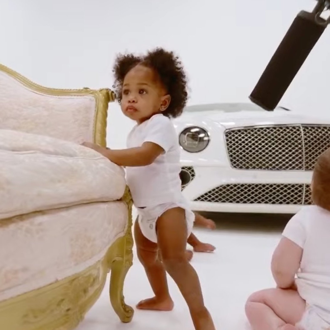 Bebés sentados en objetos caros