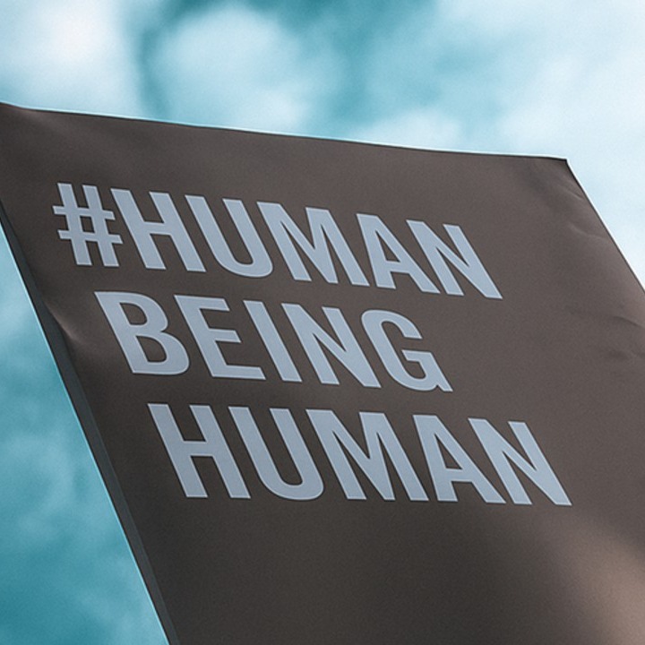 Un cartel en el que se lee Human Being Human