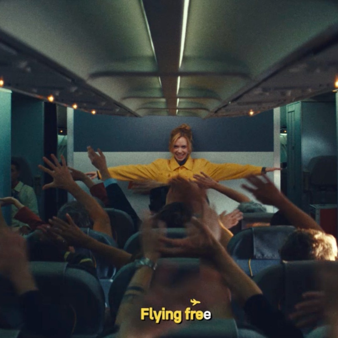 Una mujer baila en un avión