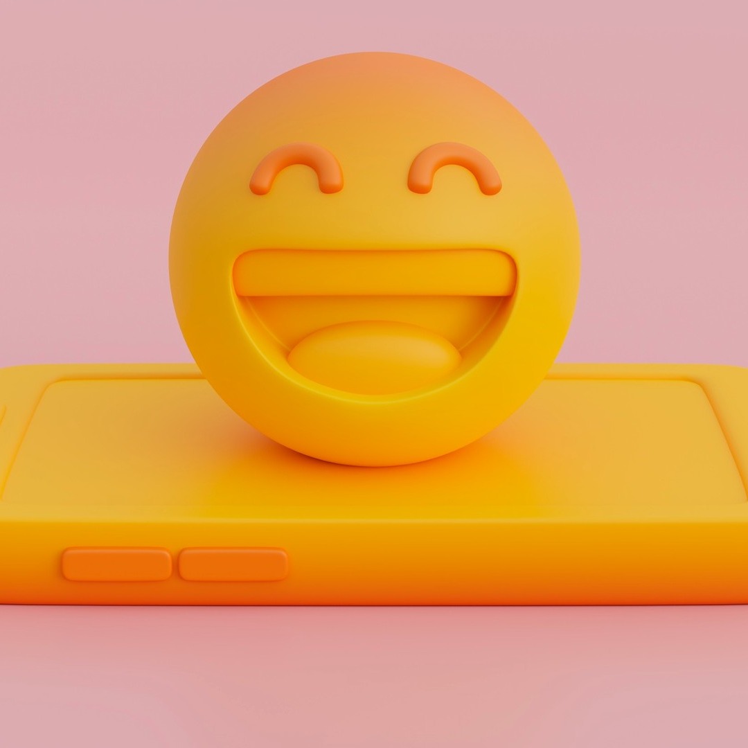 Emoji de risa sobre un teléfono móvil