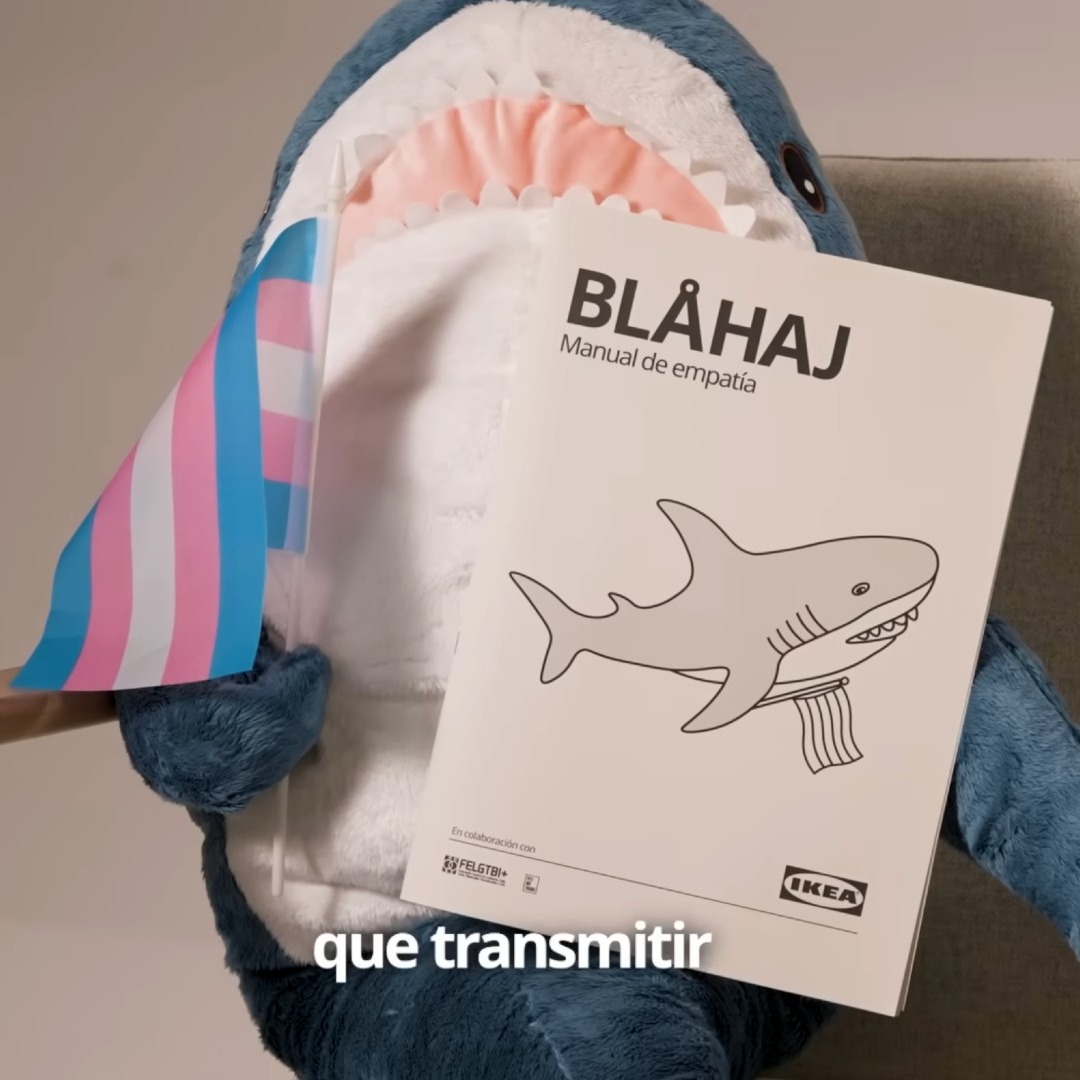 Tiburón de peluche de Ikea con una bandera trans