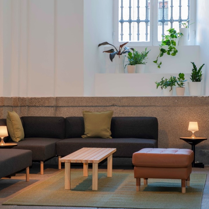 Un espacio común del museo con sillones y mesas de Ikea