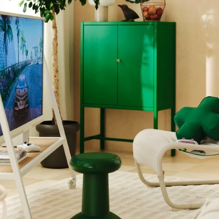 Varias piezas de la colección en un salón de colores blanco y verde