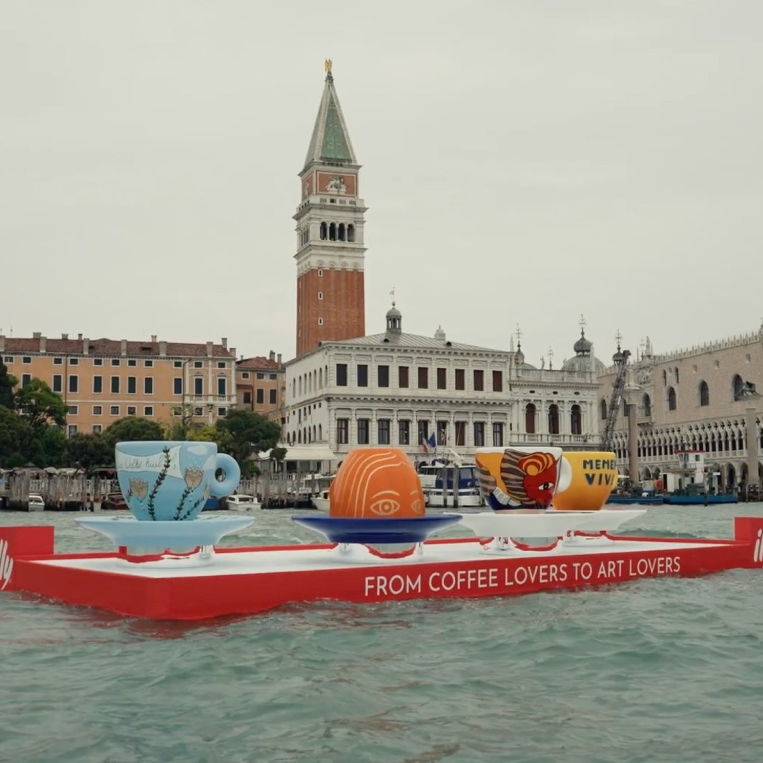 Tazas de Illy flotan en Venecia