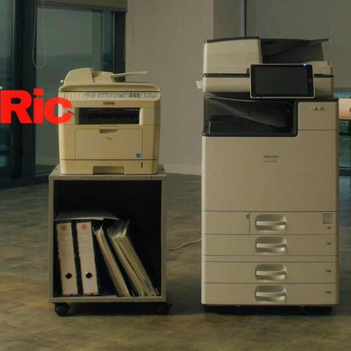 Las dos impresoras de la campaña una al lado de otra en una sala de oficina