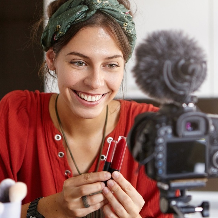 Una chica grabando un tutorial de belleza con su cámara