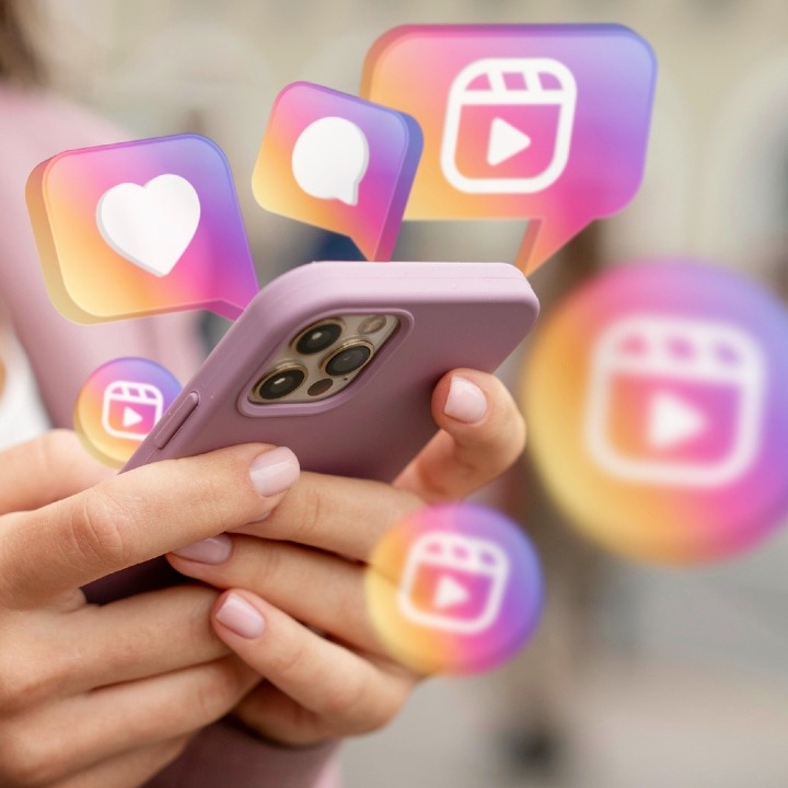 Una mujer con el móvil y varios iconos de Instagram alrededor