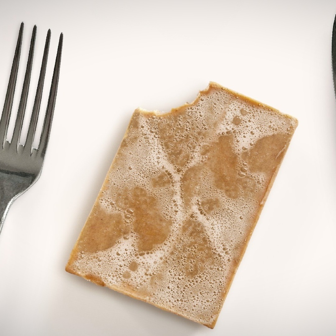 Un jabón con un tenedor y un cuchillo a los lados
