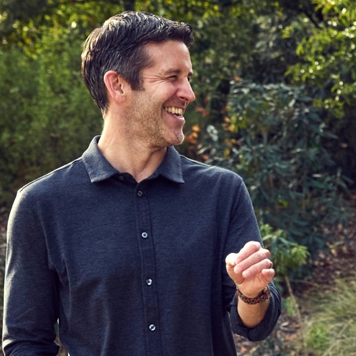 John Ternus y Tim Cook