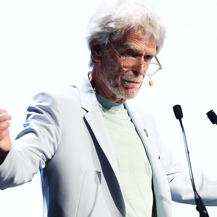 John Hegarty en el escenario de Cannes Lions